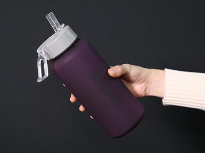 Botella de agua de tritán 34oz con funda de goma y con sorbete 